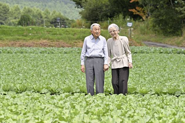 Bilder des Jahres 2024, Entertainment 08 August Entertainment Themen der Woche KW34 Entertainment Bilder des Tages Former Japan emperor, empress in Karuizawa Former Japanese Emperor Akihito and former Empress Michiko stroll in a vegetable field in the Nagano Prefecture resort town of Karuizawa, central Japan, on Aug. 23, 2024. (Pool photo)  A14AA0003319608P