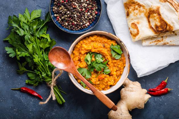 Traditionelle indische Linsen Dal, Naan Butterbrot, frischer Koriander. Indische Dhal würzigen Curry in Schüssel, Gewürze, Kräuter, rustikalen Beton Hintergrund. Ansicht von oben. Indisches Essen. Authentisches indisches Gericht. Draufsicht Traditional Indian lentils Dal, naan butter bread, fresh coriander. Indian Dhal spicy curry in bowl, spices, herbs, rustic concrete background. Top view. Indian food. Authentic Indian dish. Overhead Copyright: imageBROKER OlenaxYeromenko ibliqx08603374.jpg