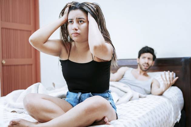 Junges Paar streitet sich auf dem Bett sitzend. Ehepaar Probleme im Bett. Upset Frau mit Mann sitzt auf dem Bett, Frau streitet mit ihrem Mann im Bett Young couple arguing sitting on the bed. Couple problems in bed. Upset woman with husband sitting on bed, Wife arguing with her husband in bed Copyright: imageBROKER IsaixHernandez ibxiih11065102.jpg ,model released, Symbolfoto ,property released