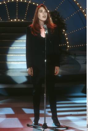 Juliane Werding 09 92 nou Frau Musik Pop Schlager Medizin Heilpraxis rothaarig langhaarig seriös hoch ganz stehend Bühne Mikrophon singend