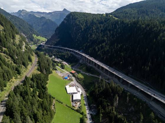 Gries am Brenner THEMENBILD - Die Luegbrücke ist die längste Brücke der österreichischen Brenner Autobahn A13. Die in den 1960er-Jahren erbaute Brücke wird ab dem 1.1.2025 generalsaniert, der Bereich wird laut ASFINAG für bis zu zwei Jahre pro Fahrtrichtung nur einspurig befahrbar sein. Massive Staus werden dadurch befürchtet. Gries am Brenner, Dienstag 21. August 2024. Hier im Luegbrücke Blickrichtung von Norden nach Süden The Lueg Bridge is the longest bridge on Austria s A13 Brenner highway. The bridge, which was built in the 1960s, will undergo a general overhaul from January 1, 2025 and, according to ASFINAG, the area will only be accessible in one lane in each direction for up to two years. Massive traffic jams are feared  EP_gro