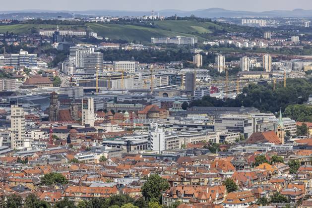 Stadtansicht Stuttgart. Ausblick auf die Innenstadt mit den zentralen Sehenswürdigkeiten wie Stiftskirche, Rathausturm Schlossplatz, Hauptbahnhof und Neues Schloss. Stuttgart, Baden-Württemberg, Deutschland, Europa City view of Stuttgart. View of the city centre with the central sights such as the collegiate church, town hall tower, Schlossplatz, main railway station and New Palace. Stuttgart, Baden-Württemberg, Germany, Europe Copyright: imageBROKER ArnulfxHettrich iblhet11048270