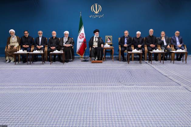Bilder des Jahres 2024, News 08 August News Themen der Woche KW35 News Bilder des Tages August 27, 2024, Tehran, Iran: Iranian Supreme Leader Ayatollah ALI KHAMENEI (C) meets President MASOUD PEZESHKIAN (5R) and his cabinet for the first time on the occasion of National Government Week and the upcoming anniversary of the martyrdom of martyr Rajaee and martyr Bahonar at Imam Khomeini Hussainiyah in Tehran. Tehran Iran - ZUMAi98_ 20240827_zih_i98_015 Copyright: xIranianxSupremexLeader SxOfficex