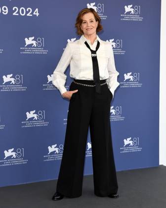Venice, 81st Venice International Film Festival, Photocall Golden Lion for Lifetime Achievement Venice, 81st Venice International Film Festival, Photocall Golden Lion for Lifetime Achievement - Sigourney Weaver Venice Italy  Copyright: xIPA ABACAx