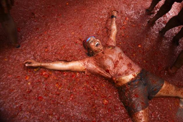 Bilder des Jahres 2024, News 08 August News Themen der Woche KW35 News Bilder des Tages Celebration of the Tomatina de Bunol 2024 A woman during the Tomatina de Bunol 2024, on August 28, 2024, in Bunol, Valencia, Valencian Community Spain Some 150,000 kilos of tomatoes prepared by the company Frutas y Verduras Massanassa arrived in six trucks yesterday, August 27, in Bunol for the celebration of the Tomatina, The tomatoes have been produced exclusively for the festival, which has been held annually on the last Wednesday of August since 1945, and since 2002 has been considered a Festival of International Tourist Interest 28 AUGUST 2024 TOMATINA FIESTA TOMATO BATALLA LAUNCHING Bunol, Valencia Valen Community Bunol, Valencia Valen Community Valen Espana Copyright: xJorgexGilx 6177910