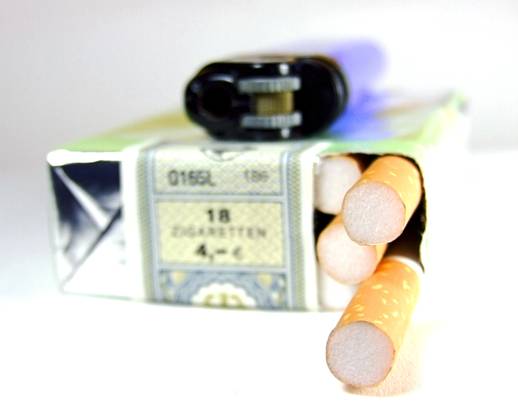 Schachtel Zigaretten mit Feuerzeug Pack of cigarettes with lighter Copyright: imageBROKER UwexNorkus ibxiqx08890605.jpg
