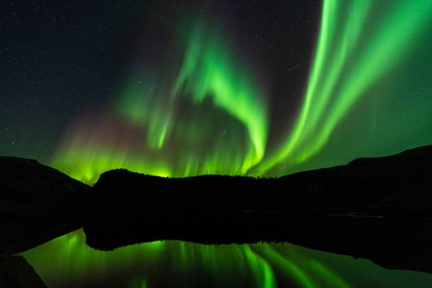 Nordlicht (Aurora borealis) spiegelt sich in einem See, Rago Nationalpark, Nordland, Norwegen, McPGUN McP_GUN_2025_000176