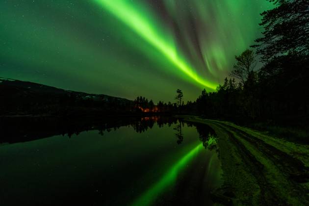 Nordlicht (Aurora borealis) spiegelt sich in einem See, Rago Nationalpark, Nordland, Norwegen, McPGUN McP_GUN_2025_000178