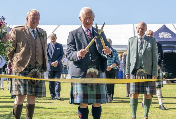 Bilder des Jahres 2024, Entertainment 08 August Entertainment Themen der Woche KW35 Entertainment Bilder des Tages Royal visit to Aberdeen Flower Show King Charles III uses a pair of gardening shears to officially open the Royal Horticultural Society of Aberdeen s 200th Flower Show at Duthie Park, Aberdeen. Picture date: Saturday August 31, 2024., Credit:Jane Barlow Avalon UK, Aberdeen  Copyright: xJanexBarlowx xAvalonx 0903556620