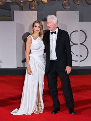Venice, 81st Venice Film Festival 2024 - Sixth Evening. Red Carpet Filming Italy Award In the photo: Richard Gere and Alejandra Silva  Copyright: xManuelexMangiarottix xipa-agencyx xPoolxPhotoxEventsx04x IPA_Agency_IPA49266262