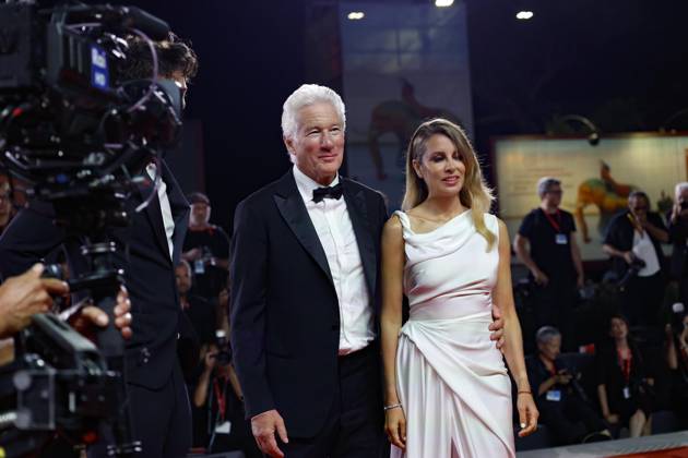 September 1, 2024, Venice, ITALY: US actor Richard Gere and Alejandra Silva attends the red carpet of the Filming Italy Venice Awards at the 81st annual Venice International Film Festival, in Venice, Italy, 01 September 2024. The movie is presented in the official competition Venezia 81 at the festival running from 28 August to 07 September 2024. ANSA FABIO FRUSTACI Venice ITALY  - ZUMAa110 20240901_zaf_a110_156 Copyright: xFabioxFrustacix
