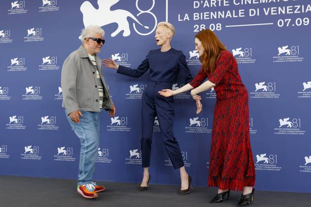 Bilder des Jahres 2024, Entertainment 09 September Entertainment Themen der Woche KW36 Entertainment Bilder des Tages September 2, 2024, Venice, ITALY: British actor Tilda Swinton (C), Spanish director and screenwriter Pedro Almodovar and US actor Julianne Moore pose at a photocall of ˜The Room Next Door™ at the 81st annual Venice International Film Festival, in Venice, Italy, 02 September 2024. The movie is presented in the official competition Venezia 81 at the festival running from 28 August to 07 September 2024. ANSA FABIO FRUSTACI Venice ITALY  - ZUMAa110 20240902_zaf_a110_040 Copyright: xFabioxFrustacix