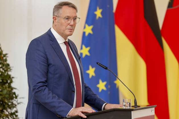 Der rheinland-pfälzische Ministerpräsident Alexander Schweitzer am Rednerpult vor Fahnen in der Staatskanzlei Rheinland-Pfalz. Rede anlässlich der verleihung berufsbezogener Titel des Landes. 03.09.24