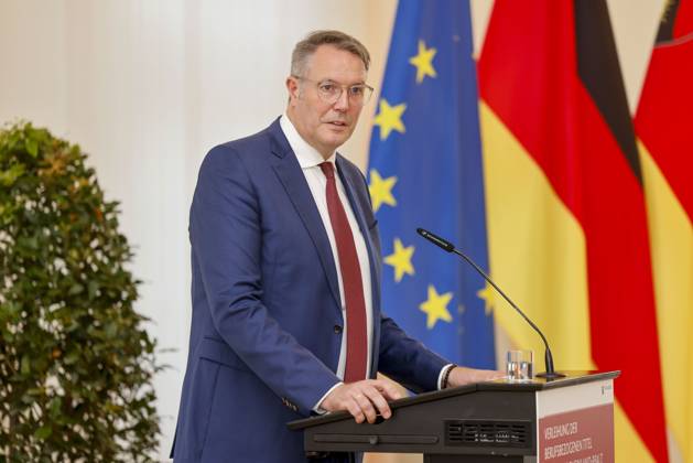 Der rheinland-pfälzische Ministerpräsident Alexander Schweitzer am Rednerpult vor Fahnen in der Staatskanzlei Rheinland-Pfalz. Rede anlässlich der verleihung berufsbezogener Titel des Landes. 03.09.24