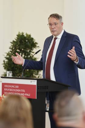 Der rheinland-pfälzische Ministerpräsident Alexander Schweitzer am Rednerpult in der Staatskanzlei Rheinland-Pfalz. Rede anlässlich der verleihung berufsbezogener Titel des Landes. 03.09.24