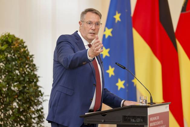 Der rheinland-pfälzische Ministerpräsident Alexander Schweitzer am Rednerpult vor Fahnen in der Staatskanzlei Rheinland-Pfalz. Rede anlässlich der verleihung berufsbezogener Titel des Landes. 03.09.24
