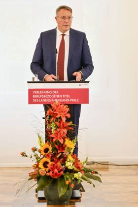 Der rheinland-pfälzische Ministerpräsident Alexander Schweitzer am Rednerpult in der Staatskanzlei Rheinland-Pfalz. Rede anlässlich der verleihung berufsbezogener Titel des Landes. 03.09.24