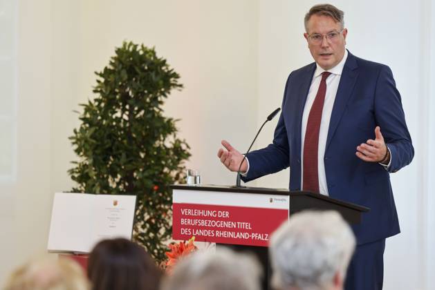 Der rheinland-pfälzische Ministerpräsident Alexander Schweitzer am Rednerpult in der Staatskanzlei Rheinland-Pfalz. Rede anlässlich der verleihung berufsbezogener Titel des Landes. 03.09.24