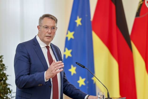 Der rheinland-pfälzische Ministerpräsident Alexander Schweitzer am Rednerpult vor Fahnen in der Staatskanzlei Rheinland-Pfalz. Rede anlässlich der verleihung berufsbezogener Titel des Landes. 03.09.24