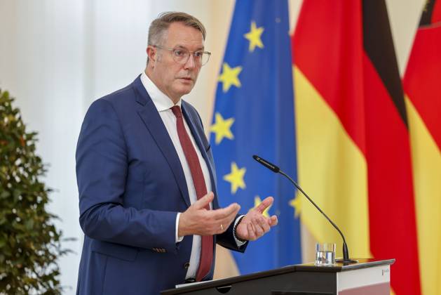 Der rheinland-pfälzische Ministerpräsident Alexander Schweitzer am Rednerpult vor Fahnen in der Staatskanzlei Rheinland-Pfalz. Rede anlässlich der verleihung berufsbezogener Titel des Landes. 03.09.24