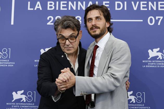 Bilder des Jahres 2024, Entertainment 09 September Entertainment Themen der Woche KW36 Entertainment Bilder des Tages Filmfestspiele in Venedig, M. Il figlio del secolo Photocall September 5, 2024, Venice, ITALY: British director Joe Wright (L) and Italian actor Luca Marinelli poses at a photocall of ˜M - Il figlio del secolo™ at the 81st annual Venice International Film Festival, in Venice, Italy, 05 September 2024. The movie is presented out of competition at the festival running from 28 August to 07 September 2024. ANSA FABIO FRUSTACI Venice ITALY  - ZUMAa110 20240905_zaf_a110_035 Copyright: xFabioxFrustacix