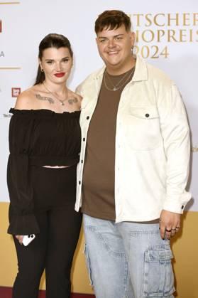 Isaak Guderian mit Ehefrau Loreen Guderian bei der Verleihung des 15. Deutschen Radiopreises 2024 im Musical Theater Neue Flora. Hamburg, 05.09.2024