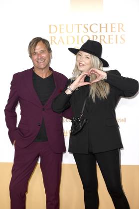 Steve Norman von Spandau Ballet und Sabrina Winter von Stereoblonde bei der Verleihung des 15. Deutschen Radiopreises 2024 im Musical Theater Neue Flora. Hamburg, 05.09.2024