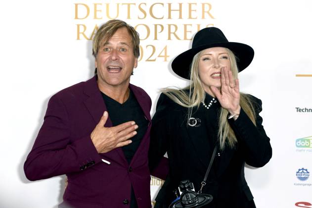 Steve Norman von Spandau Ballet und Sabrina Winter von Stereoblonde bei der Verleihung des 15. Deutschen Radiopreises 2024 im Musical Theater Neue Flora. Hamburg, 05.09.2024