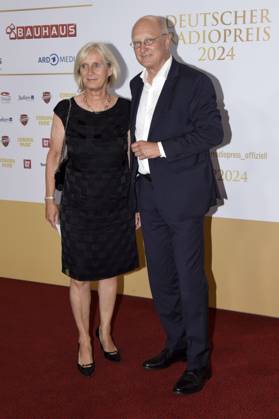 Joachim Knuth mit Ehefrau Ulrike Murmann bei der Verleihung des 15. Deutschen Radiopreises 2024 im Musical Theater Neue Flora. Hamburg, 05.09.2024