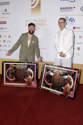 Calum Scott und Lost Frequencies bei der Verleihung des 15. Deutschen Radiopreises 2024 im Musical Theater Neue Flora. Hamburg, 05.09.2024