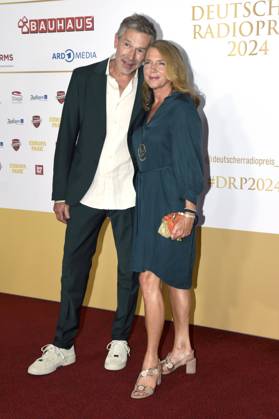 Dirk Steffens mit Ehefrau Dr. Sabine Steffens bei der Verleihung des 15. Deutschen Radiopreises 2024 im Musical Theater Neue Flora. Hamburg, 05.09.2024