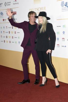 Steve Norman von Spandau Ballet und Sabrina Winter von Stereoblonde bei der Verleihung des 15. Deutschen Radiopreises 2024 im Musical Theater Neue Flora. Hamburg, 05.09.2024
