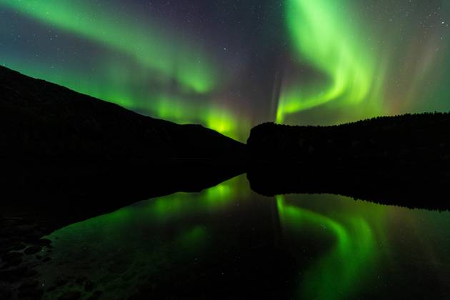 Nordlicht (Aurora borealis) spiegelt sich in einem See, Rago Nationalpark, Nordland, Norwegen, McPGUN McP_GUN_2025_000171
