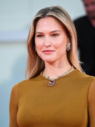 Venice, 81st Venice Film Festival 2024 - Tenth evening. Nuovo IMAIE Award In the photo: Bar Refaeli  Copyright: xManuelexMangiarottix xipa-agencyx xPoolxPhotoxEventsx04x IPA_Agency_IPA49412079