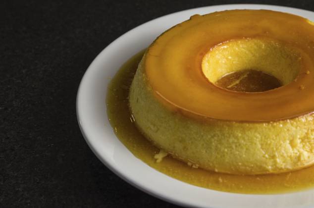Traditionelle brasilianische Nachspeise, Milchpudding auf dunklem Hintergrund Traditional Brazilian dessert, milk pudding on dark background Copyright: imageBROKER ThiagoxSantos ibxdos11315516.jpg