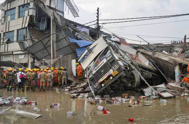 Bilder des Jahres 2024, News 09 September News Themen der Woche KW36 News Bilder des Tages Building collapse in Lucknow Lucknow: SDRF personnel conduct rescue operation after a building collapsed, crushing a truck under its debris, in Lucknow, Saturday, Sept. 7, 2024. At least 10 people are feared trapped, according to officials. (PTI Photo Nand Kumar)(PTI09_07_2024_000187B) Lucknow Uttar Pradesh (UP) India  Copyright: xNandxKumarx (PTI09_07_2024_000187B)