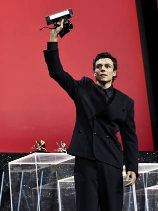Entertainment Bilder des Tages Venice, 81st Venice Film Festival 2024 - Eleventh Evening: Closing Ceremony. The Awards. In the photo Francesco Gheghi, moved, cries, cry, tears, emotion  Copyright: xAlbertoxTerenghix xipa-agency.nex xPoolxPhotoxEventsx04x IPA_Agency_IPA49436248