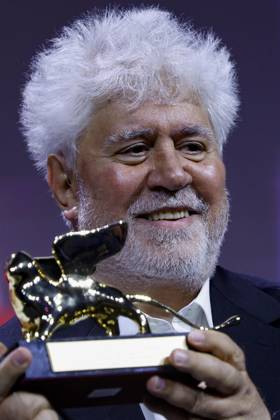 Entertainment Bilder des Tages September 7, 2024, Venice, ITALY: Spanish director and screenwriter Pedro Almodovar holds the Golden Lion award for his movie The Room Next Door during the closing ceremony of the 81st annual Venice International Film Festival, in Venice, Italy, 07 September 2024. ANSA FABIO FRUSTACI Venice ITALY  - ZUMAa110 20240907_zaf_a110_102 Copyright: xFabioxFrustacix