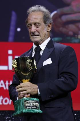 September 7, 2024, Venice, ITALY: French actor Vincent Lindon holds the Volpi Cup (Coppa Volpi) Award for Best Actor for his performance in the movie Jouer avec le feu (The Quiet Son) during the closing ceremony of the 81st annual Venice International Film Festival, in Venice, Italy, 07 September 2024. ANSA FABIO FRUSTACI Venice ITALY  - ZUMAa110 20240907_zaf_a110_114 Copyright: xFabioxFrustacix
