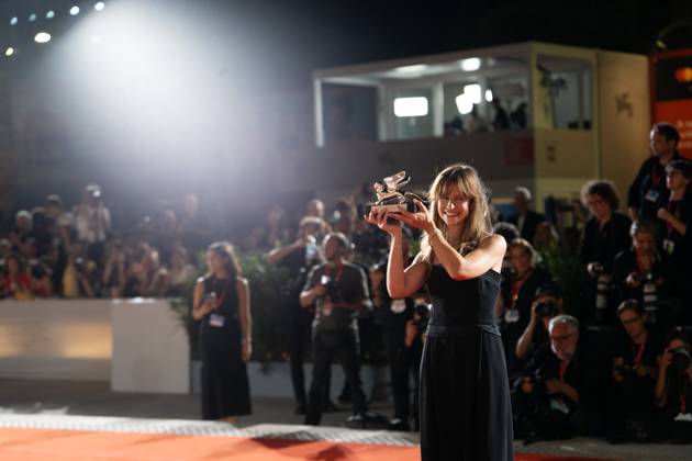 Entertainment Bilder des Tages 2024 Winners Photocall - The 81st Venice International Film Festival Maura Delpero poses with the Silver Lion Grand Jury Prize Award during the 81st Venice International Film Festival at Palazzo del Cinema in Venice, Italy, on September 7, 2024. Venice Italy  Copyright: xLucaxCarlinox originalFilename: carlino-notitle240907_np6Cl.jpg
