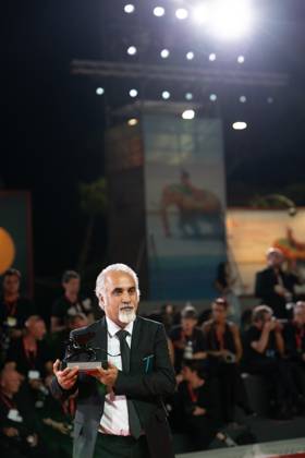 2024 Winners Photocall - The 81st Venice International Film Festival Nader Saeivar poses with the Armani Beauty Audience Award during the 81st Venice International Film Festival at Palazzo del Cinema in Venice, Italy, on September 7, 2024. Venice Italy  Copyright: xLucaxCarlinox originalFilename: carlino-notitle240907_npoGN.jpg