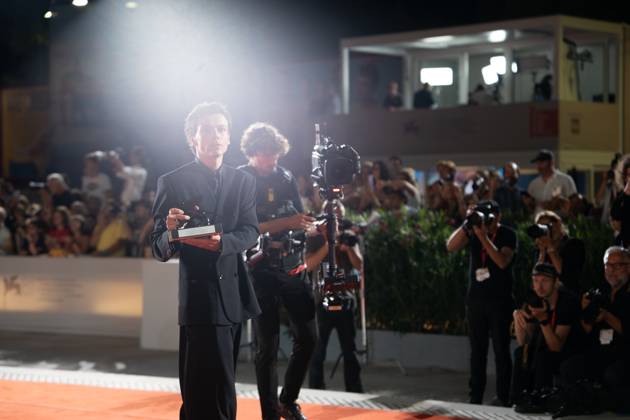 2024 Winners Photocall - The 81st Venice International Film Festival Francesco Gheghi poses with the Horizons Best Actor Award during the 81st Venice International Film Festival at Palazzo del Cinema in Venice, Italy, on September 7, 2024. Venice Italy  Copyright: xLucaxCarlinox originalFilename: carlino-notitle240907_npvzl.jpg