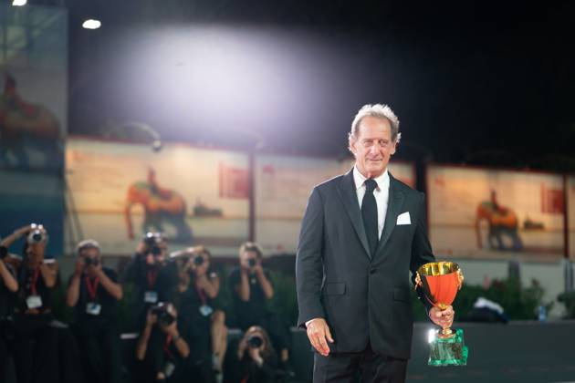 2024 Winners Photocall - The 81st Venice International Film Festival Vincent Lindon poses with the Volpi Cup for Best Actor Award during the 81st Venice International Film Festival at Palazzo del Cinema in Venice, Italy, on September 07, 2024. Venice Italy  Copyright: xLucaxCarlinox originalFilename: carlino-notitle240907_npWLV.jpg
