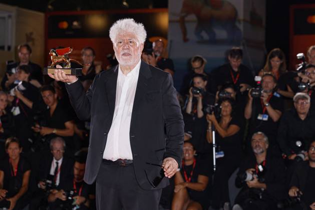 81st Mostra - Winners Photocall Pedro Almodovar poses with the Golden Lion Award for The Room Next Door during the 81st Venice International Film Festival at Palazzo del Cinema on September 07, 2024 in Venice, Italy. Photo by Marco Piovanotto ABACAPRESS.COM Venice Italy  Copyright: xPiovanottoxMarco ABACAx