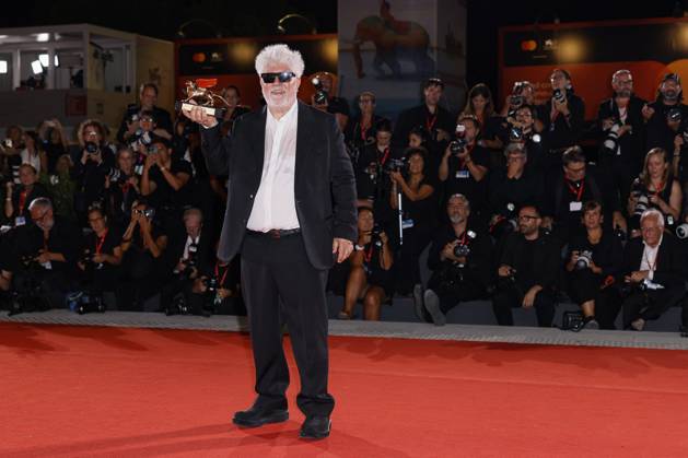 81st Mostra - Winners Photocall Pedro Almodovar poses with the Golden Lion Award for The Room Next Door during the 81st Venice International Film Festival at Palazzo del Cinema on September 07, 2024 in Venice, Italy. Photo by Marco Piovanotto ABACAPRESS.COM Venice Italy  Copyright: xPiovanottoxMarco ABACAx