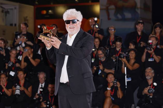 81st Mostra - Winners Photocall Pedro Almodovar poses with the Golden Lion Award for The Room Next Door during the 81st Venice International Film Festival at Palazzo del Cinema on September 07, 2024 in Venice, Italy. Photo by Marco Piovanotto ABACAPRESS.COM Venice Italy  Copyright: xPiovanottoxMarco ABACAx