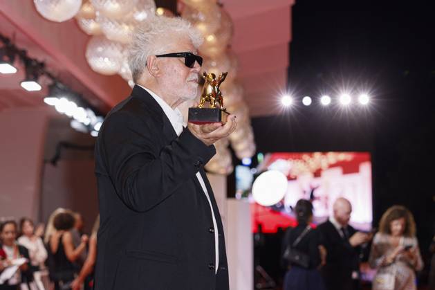 81st Mostra - Winners Photocall Pedro Almodovar poses with the Golden Lion Award for The Room Next Door during the 81st Venice International Film Festival at Palazzo del Cinema on September 07, 2024 in Venice, Italy. Photo by Marco Piovanotto ABACAPRESS.COM Venice Italy  Copyright: xPiovanottoxMarco ABACAx