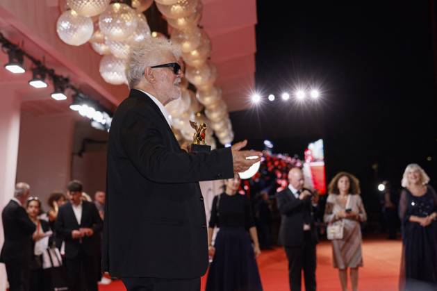 81st Mostra - Winners Photocall Pedro Almodovar poses with the Golden Lion Award for The Room Next Door during the 81st Venice International Film Festival at Palazzo del Cinema on September 07, 2024 in Venice, Italy. Photo by Marco Piovanotto ABACAPRESS.COM Venice Italy  Copyright: xPiovanottoxMarco ABACAx