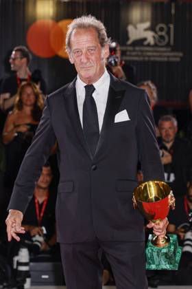 81st Mostra - Winners Photocall Vincent Lindon poses with the Volpi Cup for Best Actor Award for The Quiet Son during the 81st Venice International Film Festival at Palazzo del Cinema on September 07, 2024 in Venice, Italy. Photo by Marco Piovanotto ABACAPRESS.COM Venice Italy  Copyright: xPiovanottoxMarco ABACAx