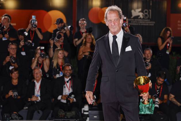 81st Mostra - Winners Photocall Vincent Lindon poses with the Volpi Cup for Best Actor Award for The Quiet Son during the 81st Venice International Film Festival at Palazzo del Cinema on September 07, 2024 in Venice, Italy. Photo by Marco Piovanotto ABACAPRESS.COM Venice Italy  Copyright: xPiovanottoxMarco ABACAx